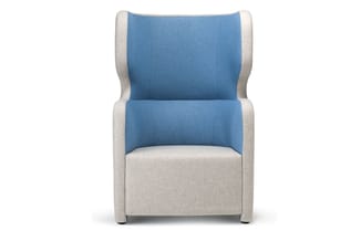 Leunstoel met blauwe rugkussens en armleuningen, zitting en poten in beige stof.