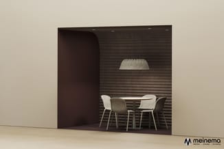 Belcel met donkerbruine wanden, horizontale latten achterwand, ronde tafel met vier grijze stoelen en hangende lamp.