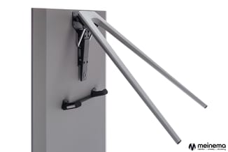 Grijze kantoorkast met zwarte ergonomische armsteun en grijs aluminium frame, tegen witte achtergrond.
