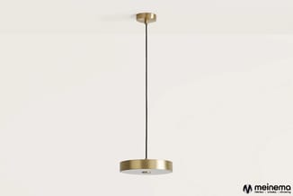 Hanglamp met messing-kleurige ronde kap en zwarte staaldraad ophanging tegen witte achtergrond.