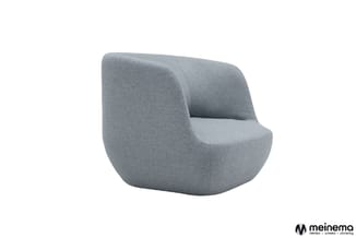 Grijze ronde fauteuil met gestoffeerde zitting en gebogen rugleuning, geïsoleerd tegen witte achtergrond.