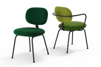 Twee stoelen met zwart metalen frame: donkergroene stoel zonder armleuningen en limoengroene stoel met gebogen armleuningen.