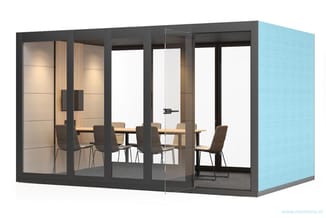 Moderne vergadercel met zwart aluminium frame, glazen wanden, houten tafel en bruine stoelen. Lichtblauwe zijwand, heldere ve
