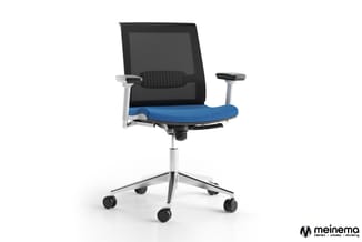 Kantoorstoel met blauwe zitting, zwart gazen rugleuning, witte armleuningen, zilverkleurig voetenkruis met wieltjes en meinem