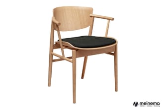 Houten stoel met armleuningen, gebogen rugleuning en zwart gestoffeerde zitting tegen witte achtergrond.