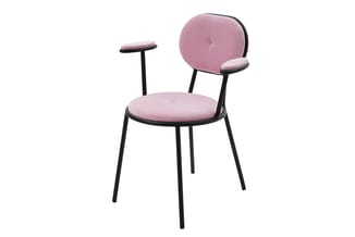 Roze stoel met zwart stalen frame, ronde zitting, gebogen rugleuning en armsteunen op wit oppervlak.