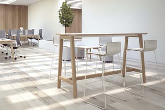 Modern kantoorinterieur met houten stehtafels, beige barkrukken, grijze bureaustoelen, houten werkplekken en potplant onder s