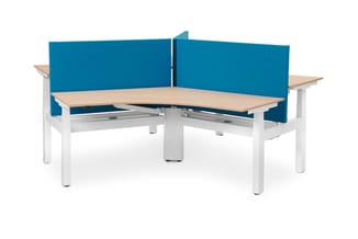 Hoekbureau in natuurlijk hout met witte poten, blauwe akoestische schermen en houten zijbladen.
