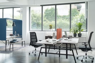 Modern kantoor met witte wanden, grote ramen, zwarte bureaustoelen, rechthoekige tafel, blauwe akoestische panelen, groene pl