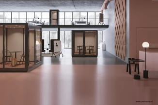 Moderne kantoorcellen en werkruimtes met bruine glaswanden, zwarte frames, houten stoelen en grijze betonstucwerk plafond.