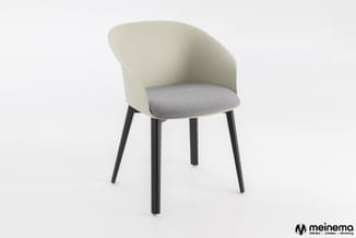 Moderne stoel met crèmekleurige kunststof schaal, grijze zitting, zwarte houten poten op wit oppervlak.