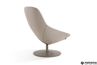 Grijsbeige draaibare loungefauteuil op rond grijsbruin voetstuk, gebogen rugsteun, modern design.
