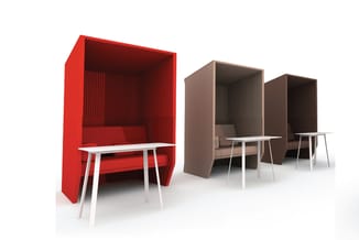 Drie akoestische belcellen: één rood met zitbank en tafel, twee bruine met zitbank en tafel. Witte metalen poten, geribde bin
