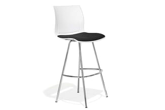Barkruk met witte kunststof gebogen rugleuning, zwart zitoppervlak en chromen metalen pootframe met voetsteun.