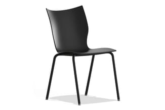 Zwarte stoel met gebogen kunststof rugleuning en zitting, zwart metalen pootframe, eenvoudig modern design.
