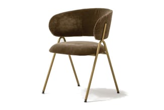 Bruine stoel met ronde rugleuning, zitting en armleuningen bekleed met stof, op goudkleurig metalen frame.