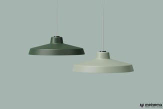 Twee hangende design pendelarmaturen tegen lichtblauwe achtergrond: één in groen en één in crème, beide met brede schaal en o