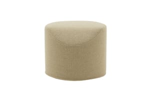 Beige ronde poef of zitkubus met gestructureerde stofbekleding, cilindervormig design, vrijstaand tegen witte achtergrond.