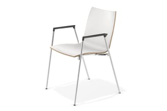 Twee stapelbare kantooorstoelen met wit zitoppervlak, houten accenten en metalen frame in grijs, met armsteunen en zwarte det