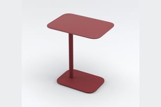 Rode bijzettafel met rechthoekig blad en vierkantig voetframe, minimalistische vorm op neutrale achtergrond.