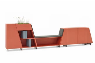 Modulaire zitbank in terracotta met grijze zitting, openslaande zijkanten met plantenbak en opbergvakken, metalen poten.