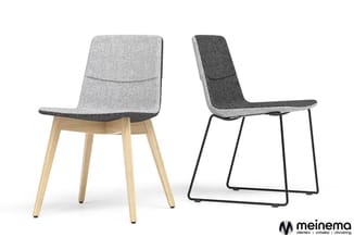 Twee stoelen: links grijze stoel met houten poten, rechts donkergrijze stoel met zwart metalen frame.