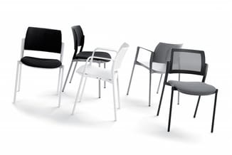 Collectie kantooorstoelen in verschillende uitvoeringen: wit frame met zwart zitoppervlak, witte stoel met zwarte mesh-rug, e