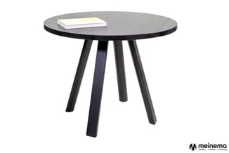Ronde zwarte houten tafel met vier zwarte poten, notitieboeken op het blad, vrijstaand tegen witte achtergrond.