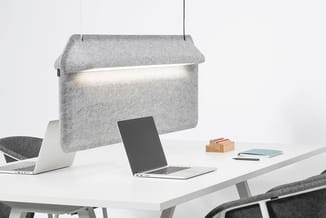 Grijze vilt akoestisch scherm boven bureau met laptops, kantoorspullen en grijze stoelen in werkruimte.