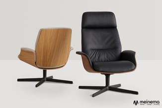 Twee draaifauteuils met houten schalen en zwart onderstel. Links houten achterkant, rechts zwarte bekleding. Beide op vierpoo