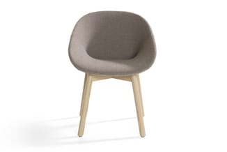 Grijze stoel met afgeronde rugleuning, houten poten in natuurlijke houtkleur, voorkant tegen witte achtergrond.