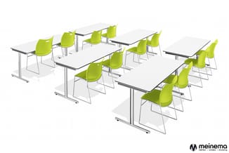 Modulaire vergadertafel-opstelling met witte bladen, zilveren poten en lime groene kunststof stoelen met stalen frame, kantoo