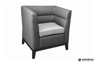Grijze fauteuil met witte zitting, zwarte houten poten en gestoffeerde armsteunen.