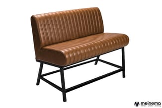 Bruine leren zitbank met verticale stiksels, zwart metalen frame, zonder armleuningen, tegen witte achtergrond.