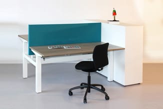 Werkplek met bureau in wit en naturel hout, teal akoestisch scherm, zwarte bureaustoel en witte opbergkast.