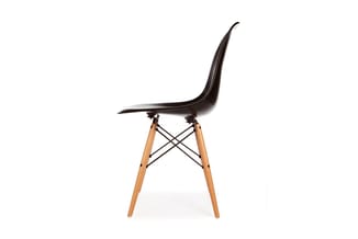 Zwarte stoel met ergonomisch gevormde kunststof zitting, houten poten en zwarte metalen kruissteun.