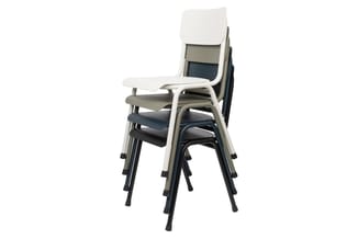 Gestapelde kantinestoelen in wit, grijs en donkerblauw met zwarte poten en armsteunen, frontaanzicht.