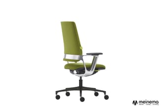 Groene bureaustoel met hoge rugleuning, zwarte zitting, aluminium armsteunen en zwart vijfpotig onderstel met wielen.