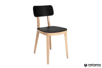 Houten stoel met zwart zitting en rug, naturel houten frame, rechte poten.