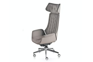 Grijze ergonomische bureaustoel met hoge ruggenluning, gedeelde kussens, chromen kruisvoet en wieltjes, draaibaar en verstelb