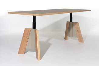 Vergadertafel met grijs blad, houten rand en twee trapeziumvormige houten poten met zwarte stalen buizen.