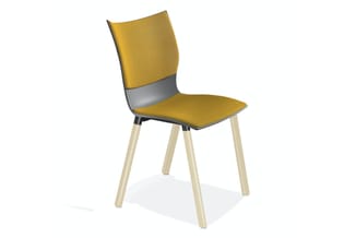 Moderne stoel met geel/goudkleurig bekleed zit- en ruggedeelte, grijs metalen accent middenin, houten poten in naturel.
