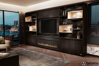 Donkere wandkasten met geïntegreerde tv, verlichteDisplaykasten, elektrische haard en houten vloer in moderne woonkamer.