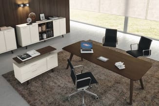 Moderne kantoor met donkerbruine vergadertafel, witte kasten, zwarte bureaustoel, laptopcomputer en grote ramen met rolgordij