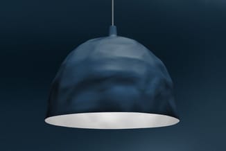 Blauwe hanglamp met halfronde koepelvorm en wit binnenoppervlak tegen donkerblauwe achtergrond.