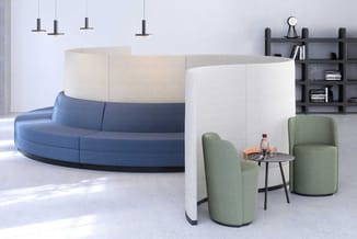 Moderne kantoorcreatie met blauwe halfronde bank, beige akoestische scheidingswand, twee groene ronde stoelen, zwart bijzetta
