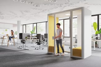 Modern kantoor met gele belcel, wit bureau met zwarte ergonomische stoelen, glazen wanden, verlichte plafondpanelen en groene
