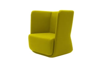 Gele fauteuil met hoge rugleuning en armsteunen, moderne afgeronde vormen, geïsoleerd op witte achtergrond.