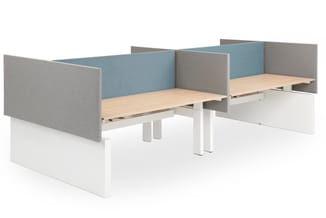 Twee werkplekken met grijze en blauwe akoestische schermen, licht houten bureaubladen en witte onderstel op witte achtergrond