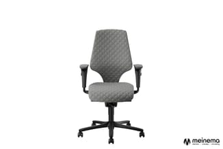 Grijze ergonomische bureaustoel met textielbekleding, zwarte armleuningen en zwart onderstel op wielen, frontale weergave.